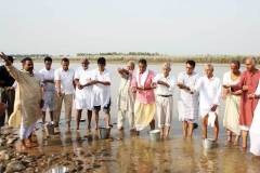 Completion-of-mantras-and-daan-the-dead-ash-is-poured-over-Ganga